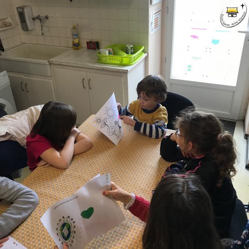 Conseil des élèves autour du logo de l'école mardi 6 mars